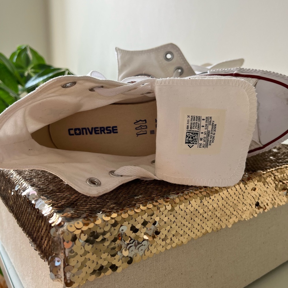 Converse Chuck Taylor All Star High Top sneaker size 39 .